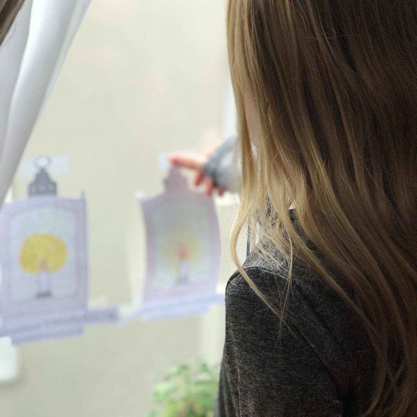 Helping the cause then and now!! on April 18, 1775 two lanterns were placed in a staple of the old North Church to alert Boston that the British were coming.  Today we remember that by hanging two lanterns in our window to honor not only past patriots but our current healthcare and essential worker heroes!!!....#darshines #oldnorthchurch #findyourlantern  #lanternsignal #childrenoftheamericanrevolution #riseandshine #heavenletyourlightshinedown #betheexample #americanhistory #1776 #historyisfun #thankyoumedicalprofessionals #heroesdontwearcapes