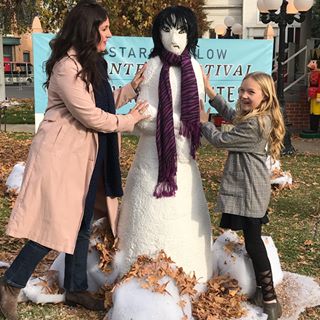 Do you wanna build a snowman? Yes but only if it’s Gilmore style. .Another fabulous Lorelei and Rory moment recreated in the charming town of Stars Hollow and possibly further proof that someone wrote a show about my life. And then her head fell off. The cranky snow lady duh not mine. Mine went and got coffee. ....#gilmoregirls #gilmoregirlsstyle #loraleigilmore #rorygilmore #reallifegilmoregirls #daughtersoftheamericanrevolution #crankysnowman #coffeecoffeecoffee #doyouwannabuildasnowman #wbstudiotour #starshollow #workingonbuildingstarshollow #allthegilmorehashtags #bracebridgedinner